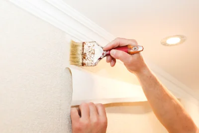 Pose de papier peint à Gouves — revêtements muraux et toiles de verre